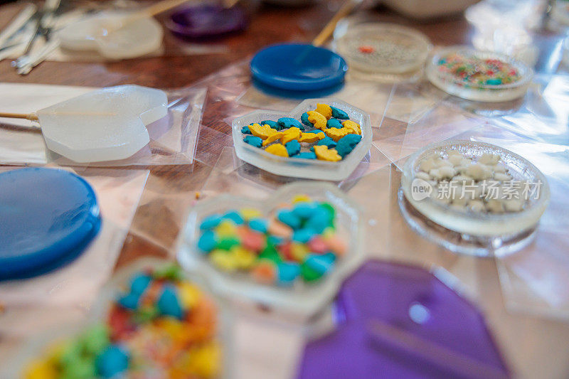 在家庭糖果车间的桌子上，棒棒糖的糖果装饰