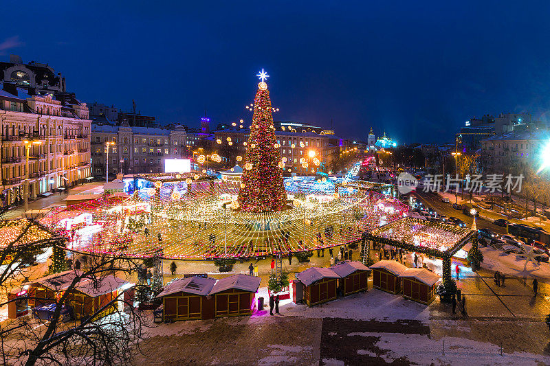 乌克兰，基辅，Sofievskaya广场上的圣诞树。