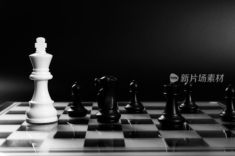 白棋王与黑棋子对战