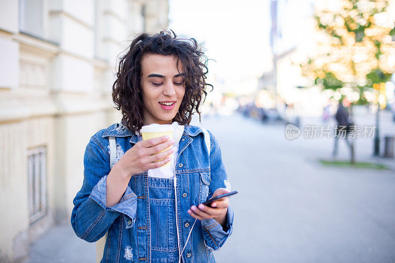 快乐的年轻女人在用手机