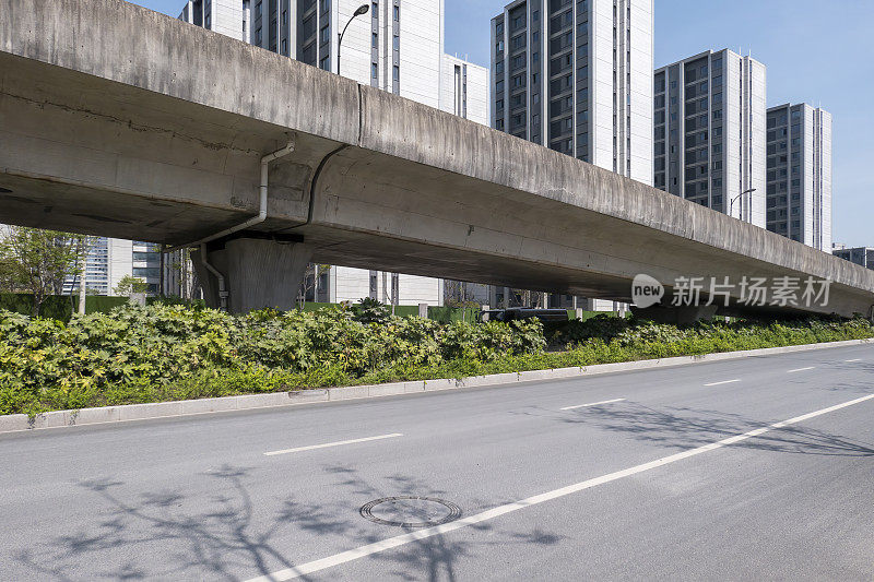 空荡荡的城市道路