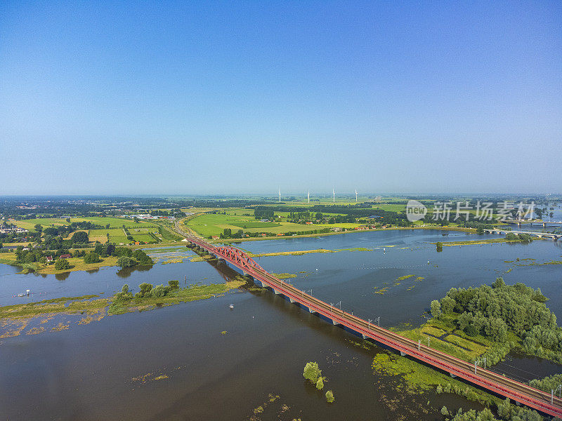 Hanzeboog火车桥在高水位的IJssel河上