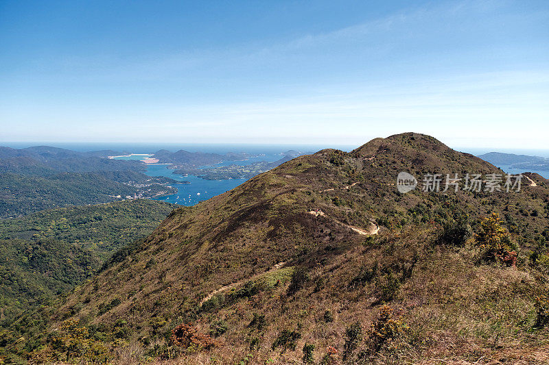 从香港马鞍山俯瞰西贡半岛的景观