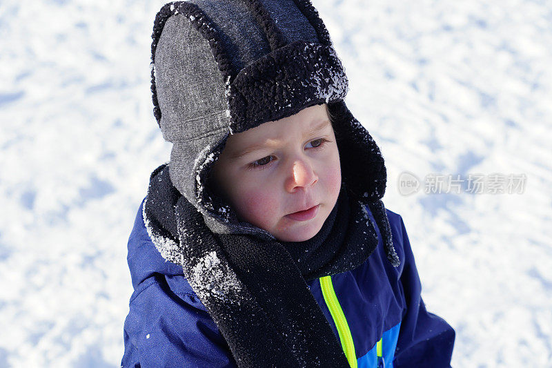 土耳其卡斯塔莫努，一个小男孩在玩雪。