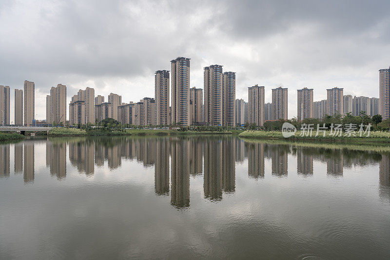 在阴天，湖水倒映着湖边的现代建筑