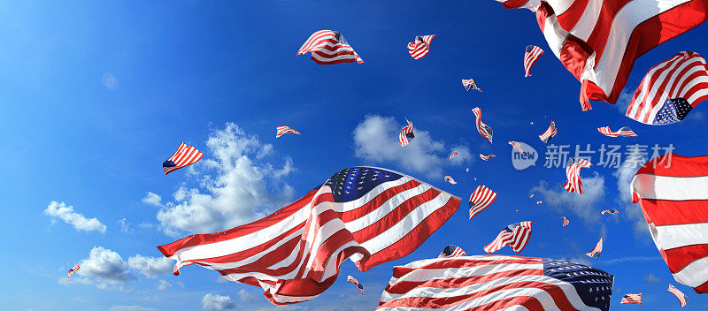 一大群美国国旗在蓝天上飘扬
