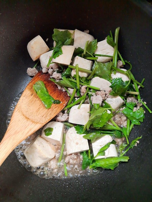 烹饪炒豆腐与猪肉末和芹菜-食品准备。