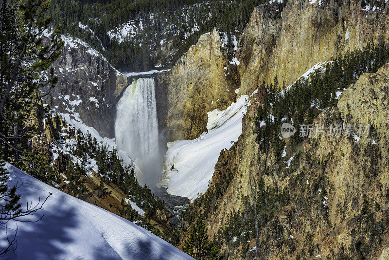从艺术家点俯瞰黄石河下游瀑布。黄石河大峡谷。黄石国家公园，怀俄明州。