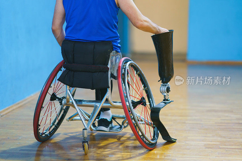 轮椅篮球运动员带着他的假肢