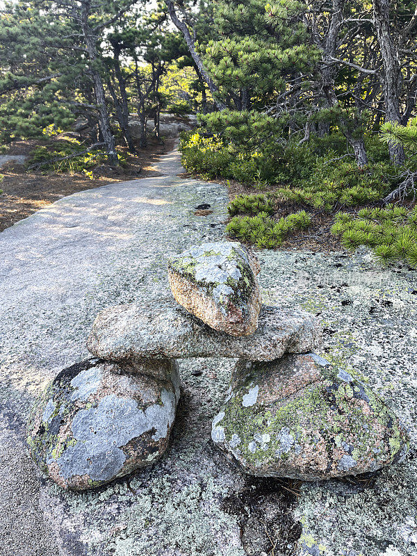 堆叠的岩石引导徒步旅行者正确的方式在南山脊的路线上凯迪拉克山