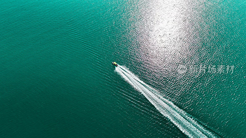 夏天，豪华快艇在开阔的海面上漂浮，炎热的夏天，游艇在海上航行，夏天，地中海海滨，巡航快艇在地中海岩石山海岸线上漂浮