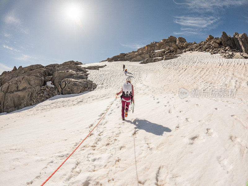 一群登山运动员在冰川上行走