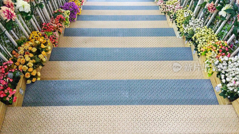 楼梯铁建筑与彩色花卉装饰