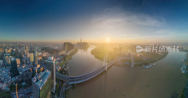 胡志明市的天际线和摩天大楼的空中全景图西贡河，市中心的商业中心。早上的观点。远处是地标81号摩天大楼