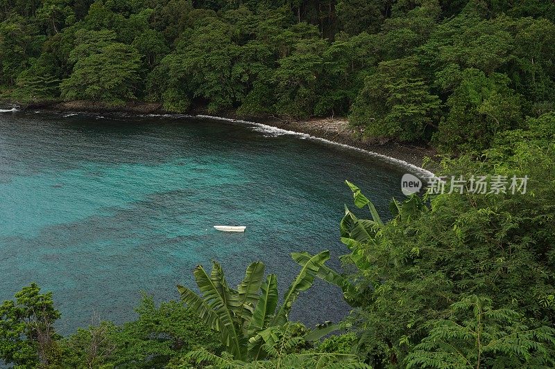 海岸线与岛屿和山丘的高角度视图