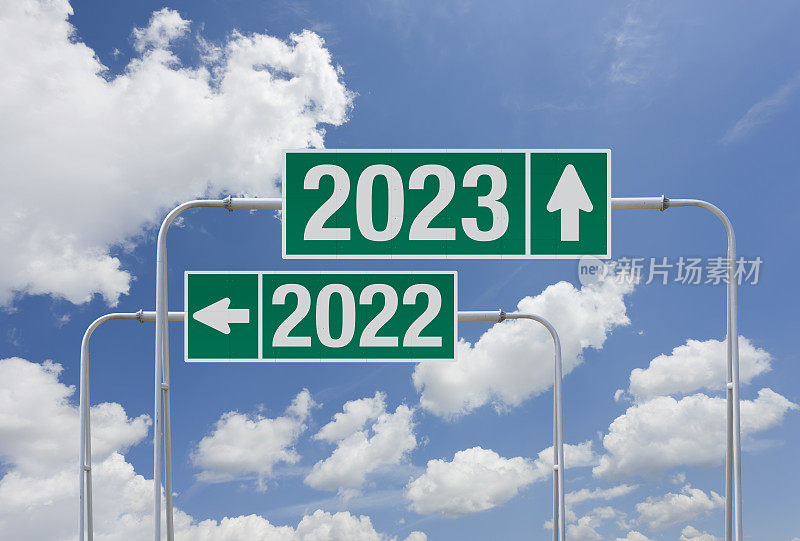 2022年和2023年有出口的绿色高速公路标志