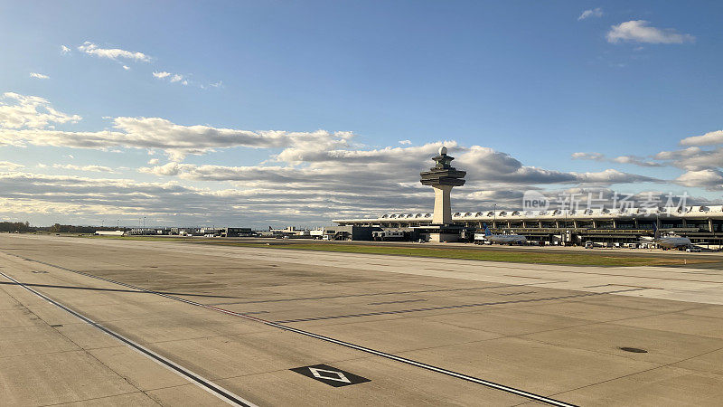 华盛顿杜勒斯机场在一天结束的时候有一个可爱的日落。飞机停在登机口和空中交通管制塔