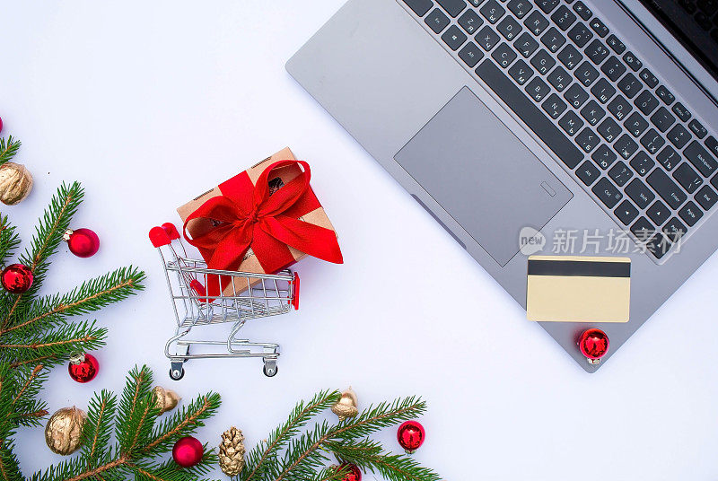 横幅。电脑，礼品篮和信用卡。圣诞节的在线商店。冬季促销，季节性促销，黑色星期五，圣诞节，折扣和现场购物。