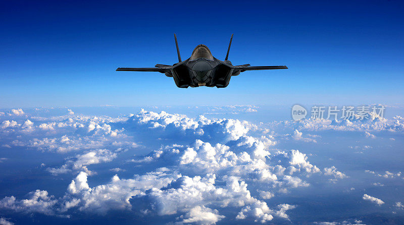 F-35战斗机飞过云层