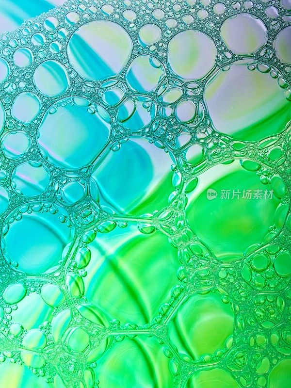 将彩色染料注入液体流动的分层气泡图像设计