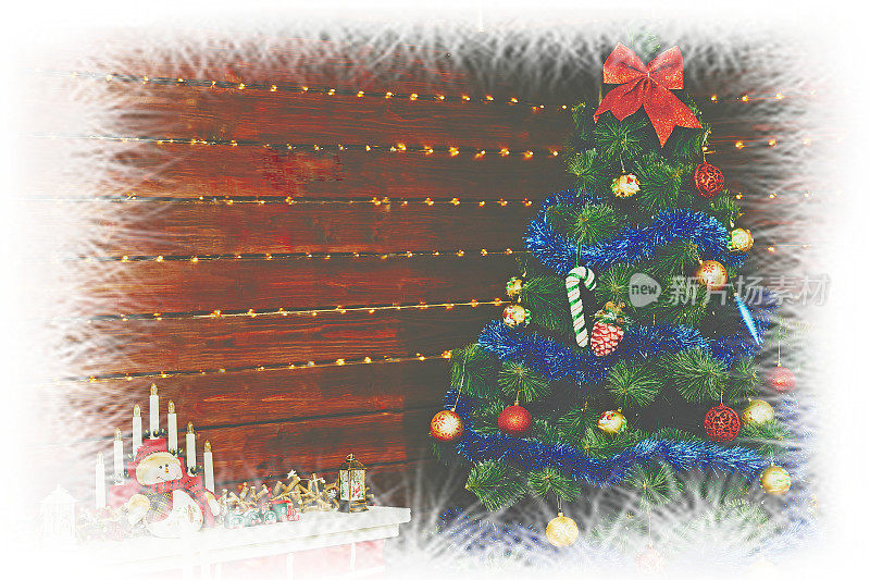 新年的圣诞树在一堵棕色的木头墙旁边，在一个雪结霜的框架里
