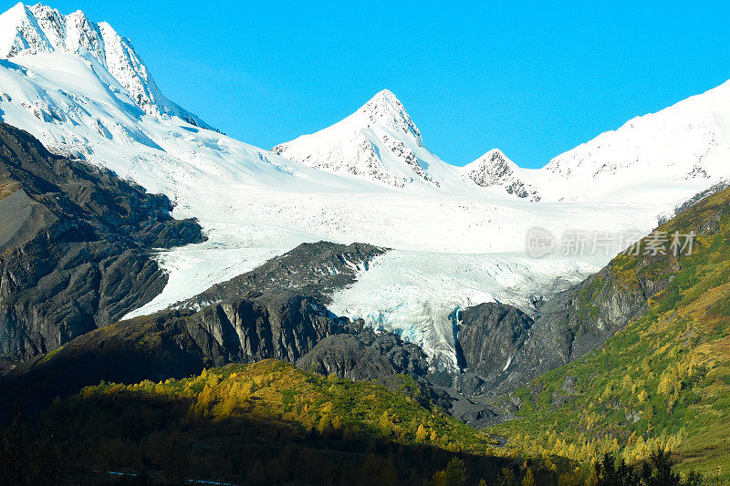 秋天的沃辛顿冰川和丘加奇山脉