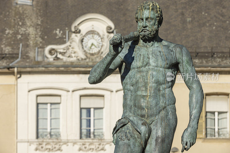 希腊神话中的神圣英雄、宙斯和阿尔克墨涅之子赫拉克勒斯的意大利铜像的复制品，出土于16世纪下半叶的格勒诺布尔