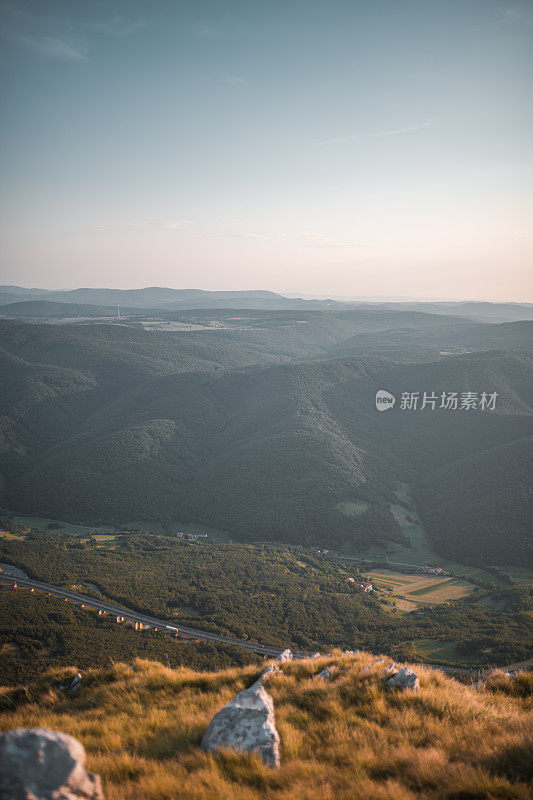 山谷和山间道路的宁静景象