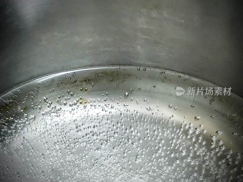 锅里沸腾的热水