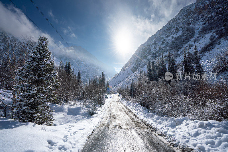 阿拉-阿卡峡谷的道路，国家公园。冬天的风景。