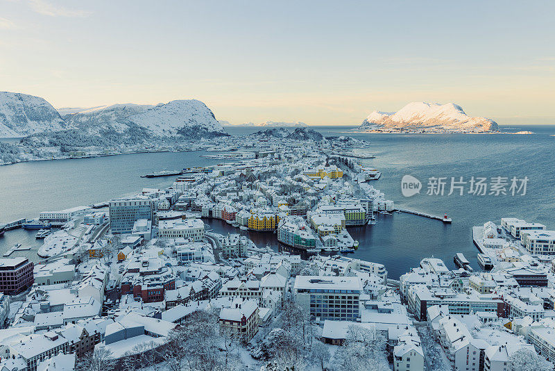 奥勒松市的风景鸟瞰图在雪在海上在风景日落在挪威