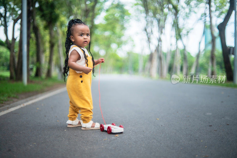 可爱的孩子女孩肖像玩