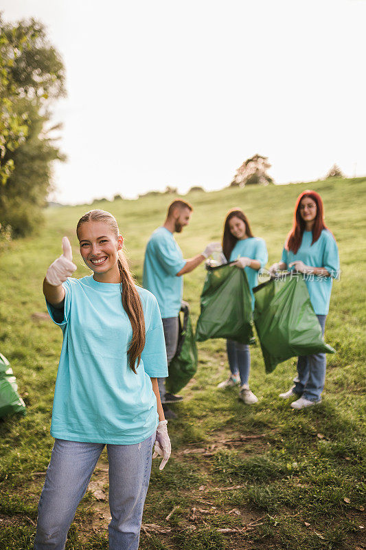 一群青年志愿者用垃圾袋清理城市公园-环境保护与生态理念