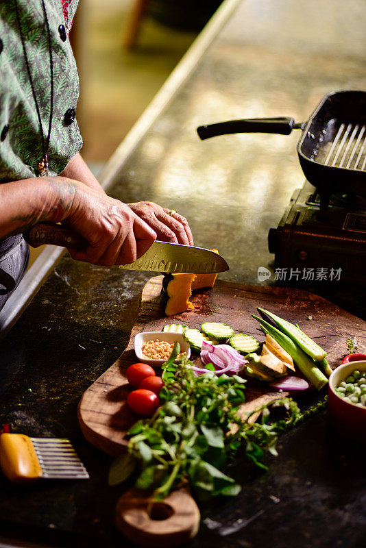 健康食品的准备。
厨师在米纳斯吉拉斯州工作并准备食物