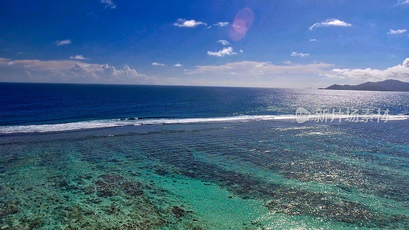 塞舌尔拉迪格岛美丽的珊瑚礁鸟瞰图