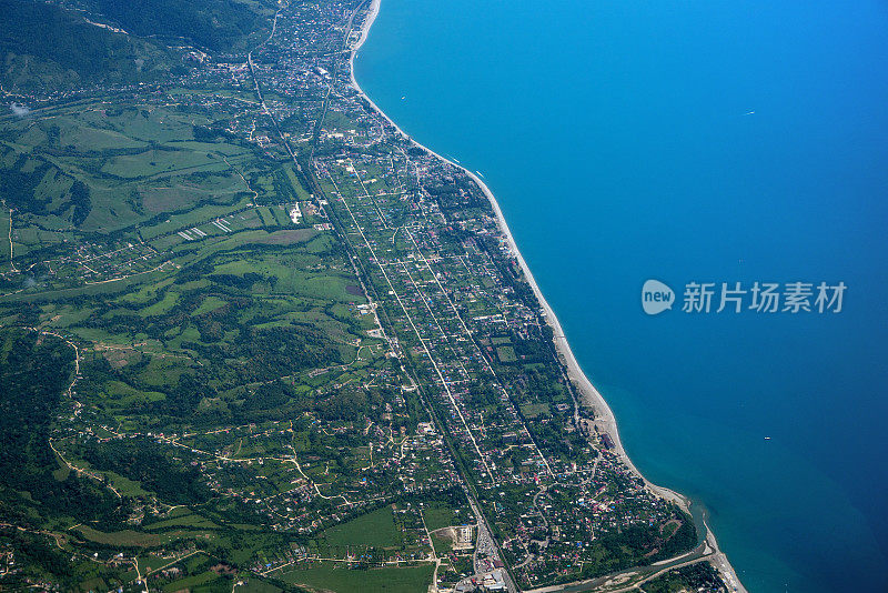 高空飞行，黑海海岸的鸟瞰图