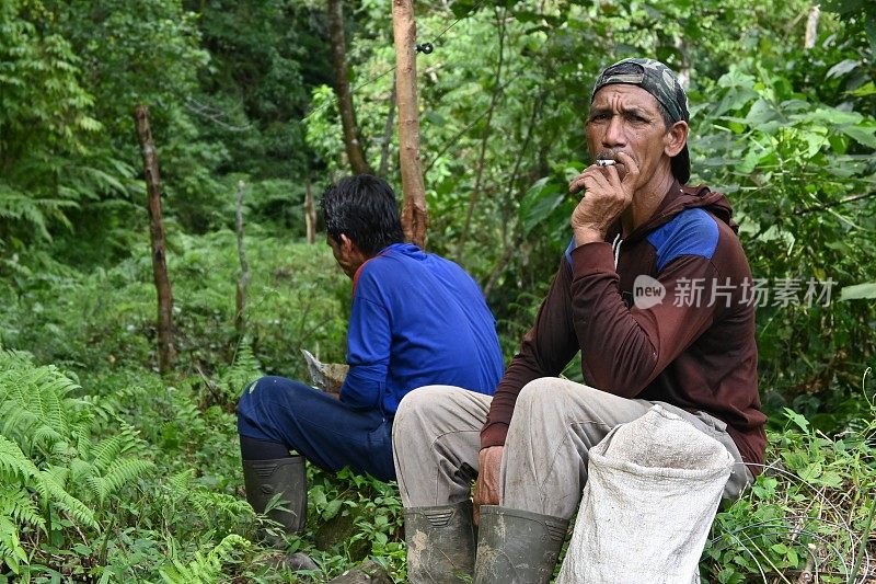 抽烟的男人——照片