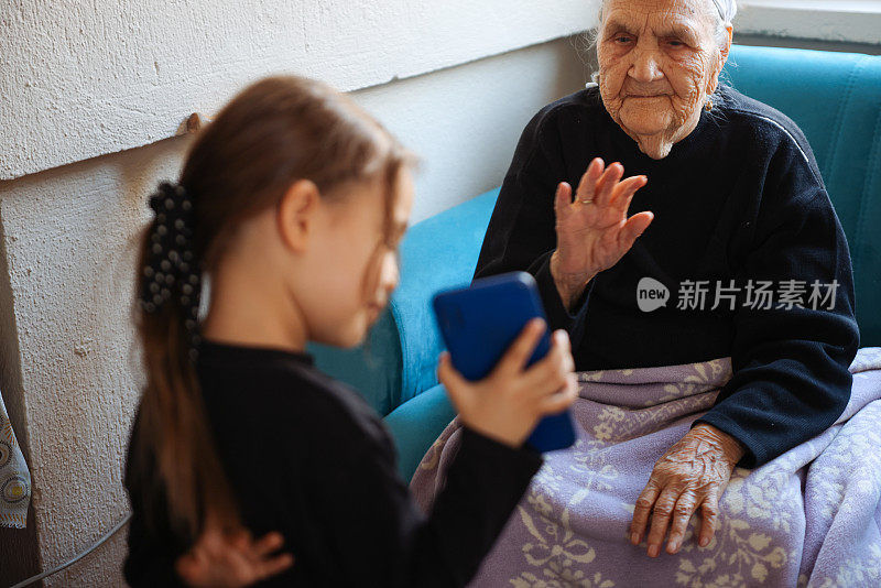 小女孩在家里和奶奶自拍