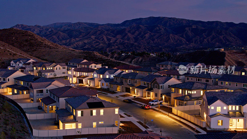 无人机拍摄的加州圣克拉利塔被照亮的房屋