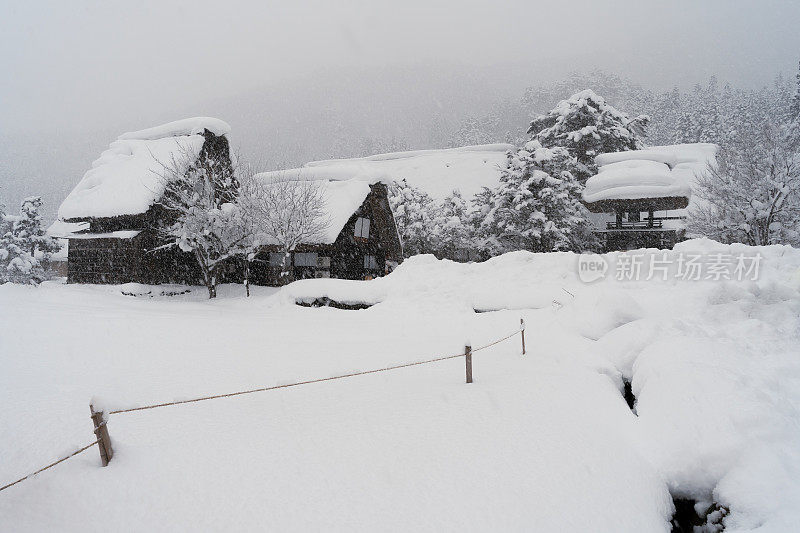 白川村的日本冬天积雪很厚