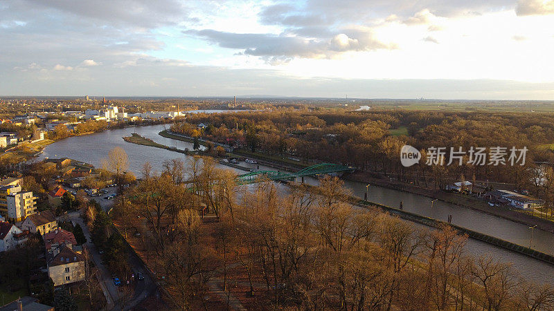 奥波莱市的俯视图。奥德拉河流经城市，河岸上的树木枯干了。波兰,冬天