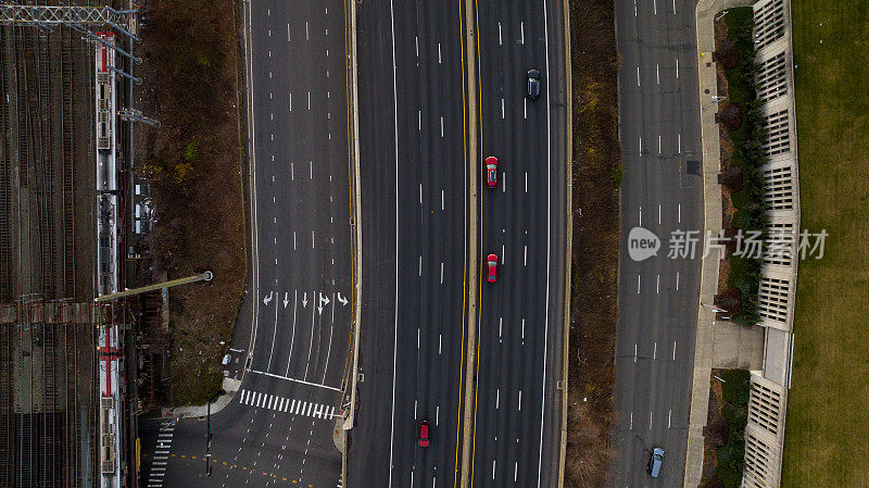 高速公路上汽车的鸟瞰图