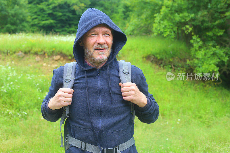 在雨天的春日徒步旅行