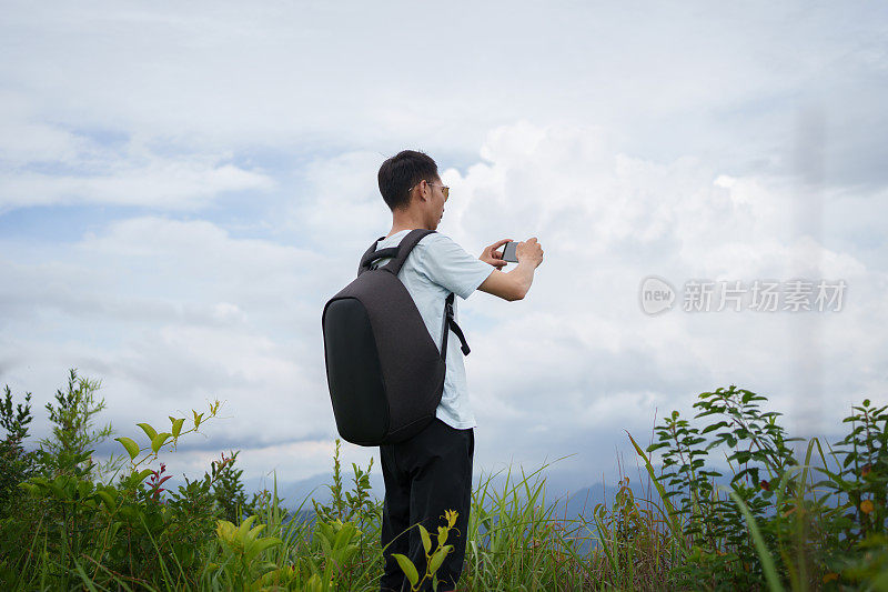 户外旅行者使用智能手机