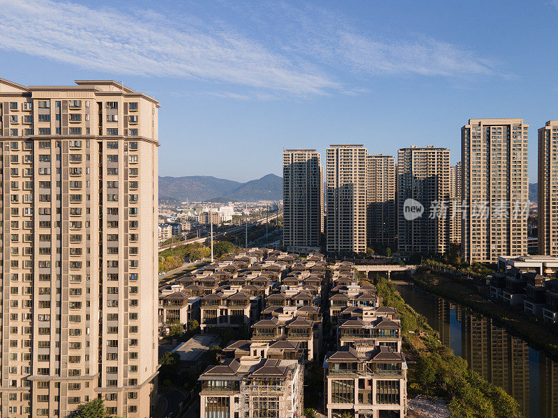 晴天的城市住宅和别墅