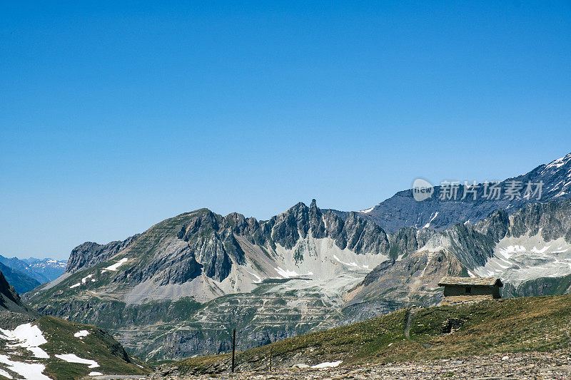 石头遮蔽小屋高山景观