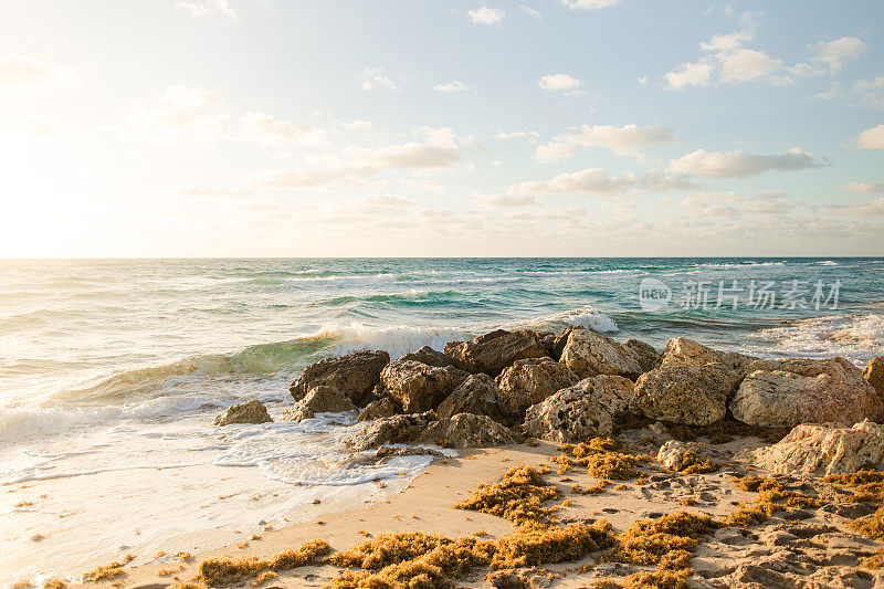 2023年春天，佛罗里达海岸棕榈滩上空的金色日出