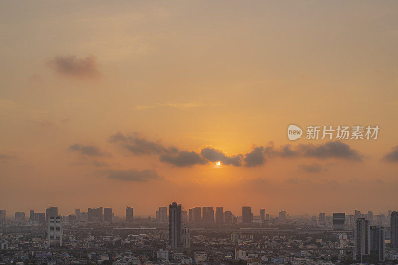 首都曼谷的pm2.5粉尘被浓重的雾霾覆盖，日落时分的市中心空气污染严重，是患癌症风险的地方