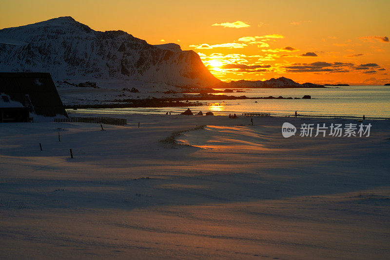 夕阳在罗弗敦群岛上空落下。挪威北部。