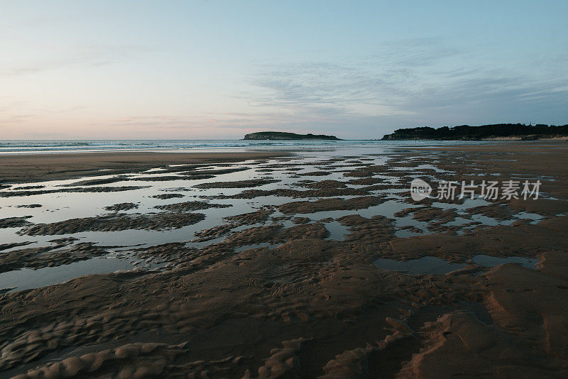 日落后的海滩